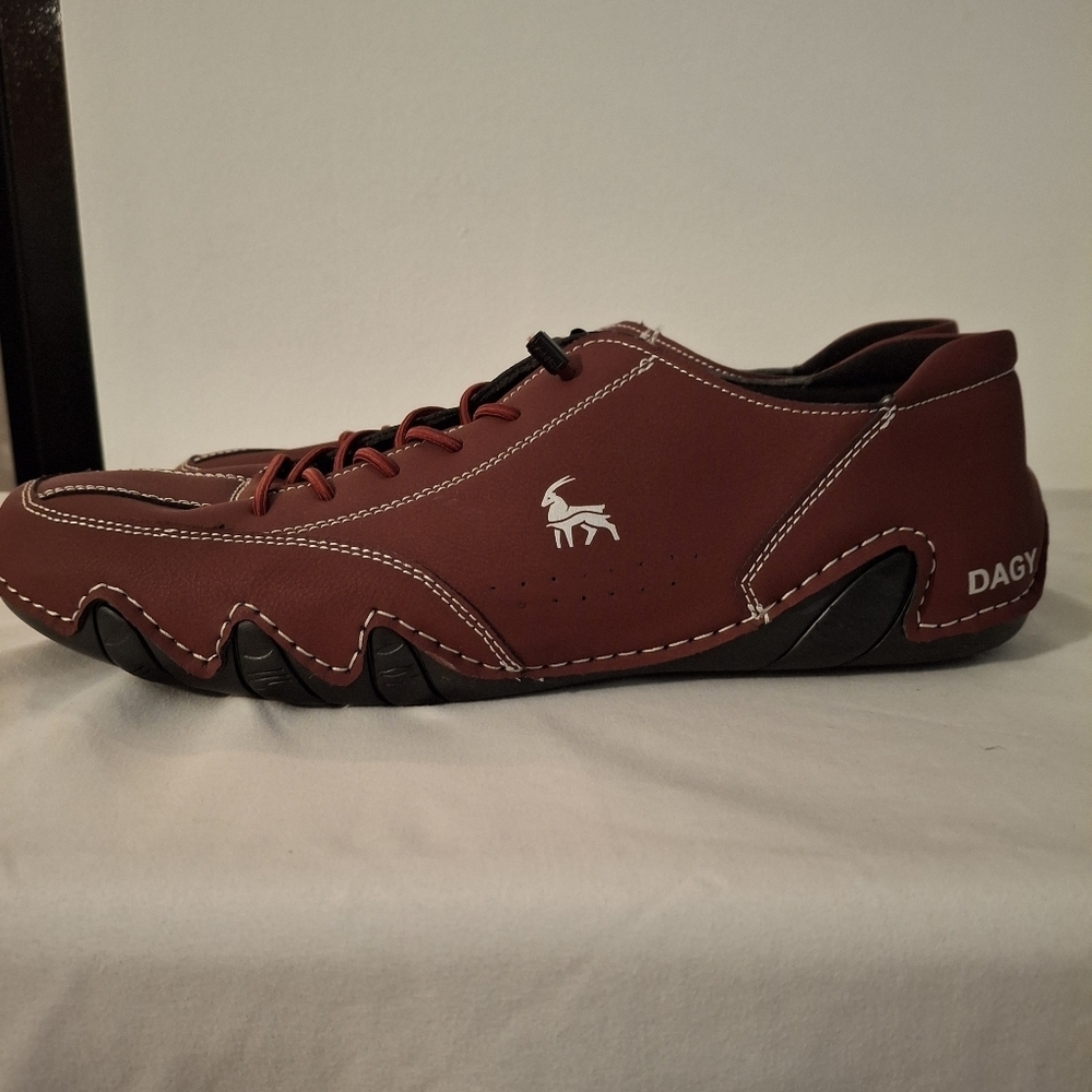 Dagy Burgandy Men's Sneakers with Low-Profile Silhouette and Bungi Closure